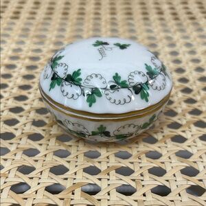 HEREND Persil / Hand Painted Parsley White & Green Porcelain Trinket Box HUNGARY